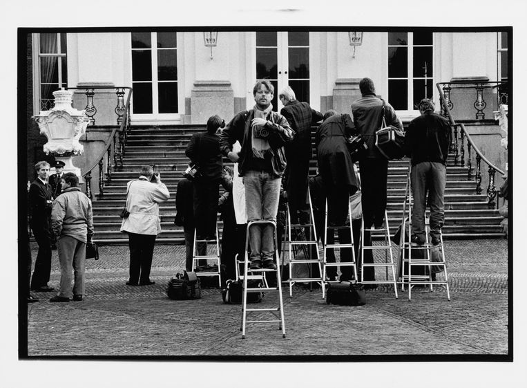 1994, Vincent Mentzel op een ladder, wachtend op de bordesscène bij Paleis Huis ten Bosch in  Den Haag. Beeld Daniel Koning