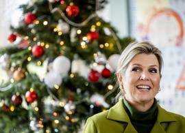 Koningin Máxima straalt in groen pak van haar favoriete modehuis