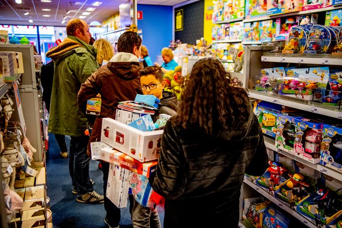 Sint en Kerstman moeten diep in buidel tasten: speelgoed tot procent duurder Geld | AD.nl