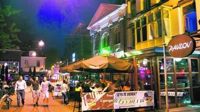 Arnhem stelt openingstijden horeca rond Korenmarkt ter discussie