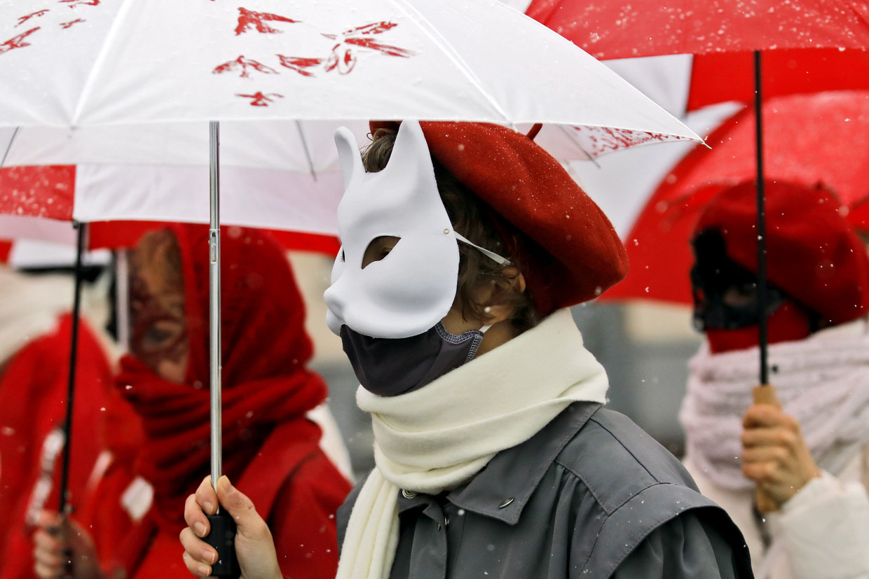 Vrouwen met maskers op demonstreerden vorige week ook tegen het beleid va Aleksandr Loekasjenko.  Beeld AFP