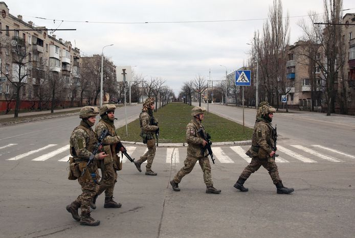 Militairen van het Oekraïense leger patrouilleren in Sievierodonetsk, in de regio Lugansk.