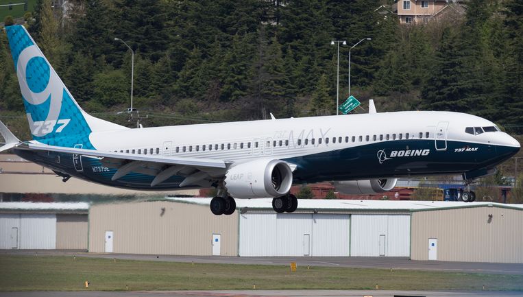 Een Boeing 737 MAX 9 landt na zijn eerste testvlucht op het Boeing-vliegveld in Seattle. Beeld Getty Images