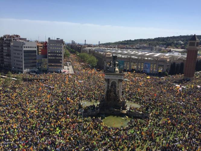 Mensenmassa trekt door de straten van Barcelona: "Vrijheid voor alle politieke gevangenen"