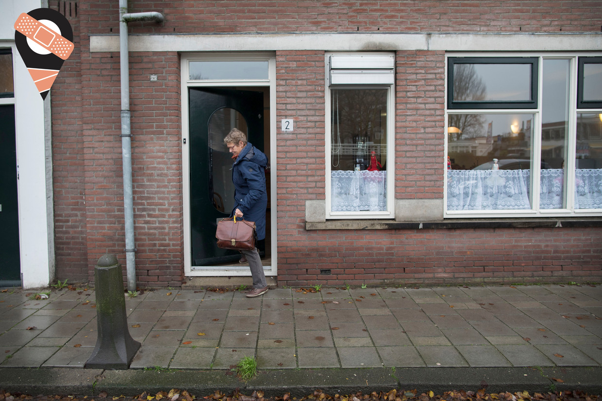 Verpleegkundige Betty Bliek-Van Donselaar op weg naar cliënt Andre Simons. Beeld Foto: Werry Crone