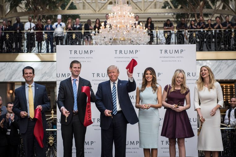 Donald Trump Jr., Eric Trump, Donald Trump, Melania Trump,Tiffany Trump en Ivanka Trump bij de openingsceremonie van het hotel op 26 oktober 2016.  Beeld The Washington Post/Getty Images