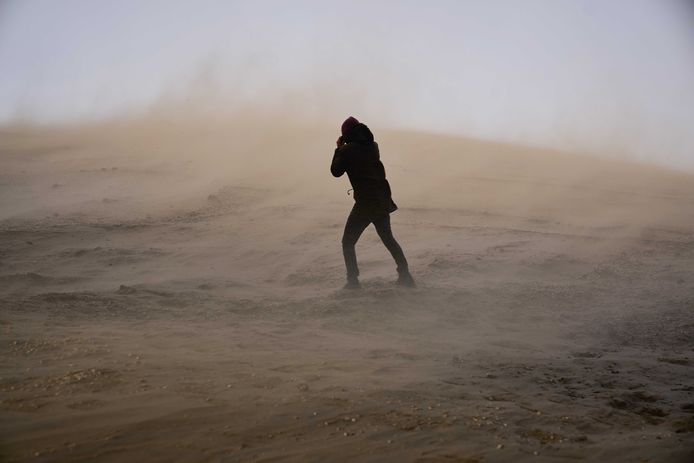 Harde wind op het strand van Scheveningen.