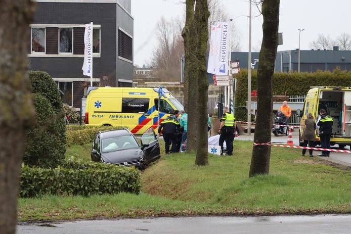 De auto kwam in de sloot tot stilstand.
