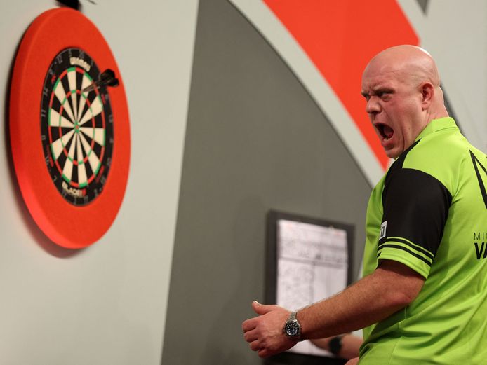 Michael van Gerwen brult het uit naar een  'one-hundred and eighty' tijdens zijn verloren WK-finale.