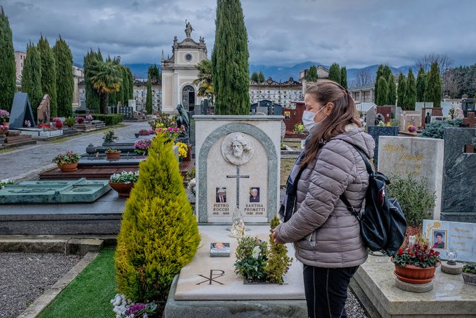 Elena Cortinovis, verpleegkundige op de intensive care van het Johannes XXIII-ziekenhuis in Bergamo bij het graf van haar familie op de plaatselijke begraafplaats van Seriate.
