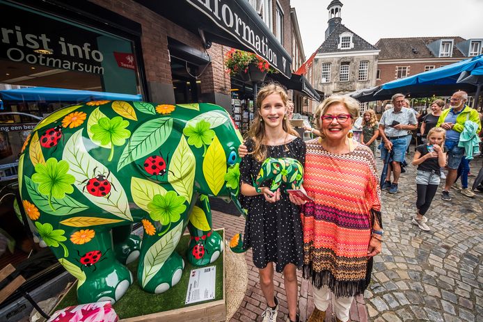 De 11-jarige Noek uit Beuningen kreeg de replica van de olifant met haar winnende ontwerp uit handen van VVV-voorzitter Jos Bosch.