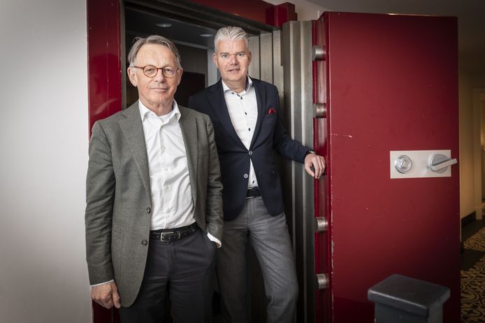Herman Hazewinkel (links) en Arjan Hoop in de kluis van de vroegere Bank Ledeboer & Co.
