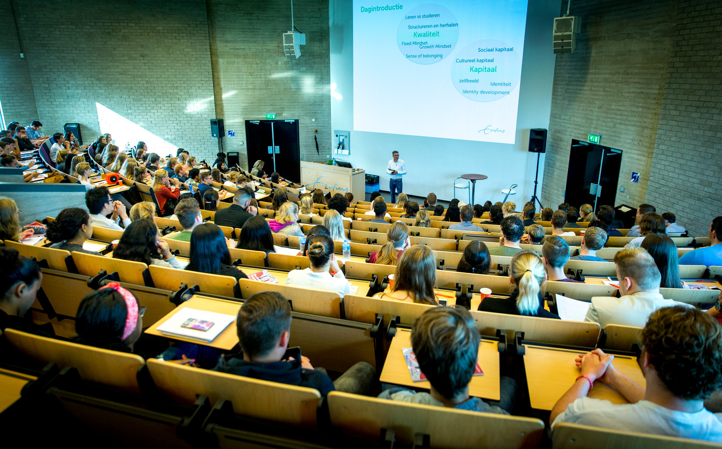 Foto ter illustratie. Aankomende eerstejaarsstudenten van de Erasmus Universiteit volgen een college in Rotterdam.