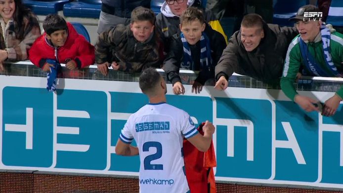 PEC-aanvoerder Bram van Polen ruilt na afloop van het duel met Heracles Almelo (1-0) zijn shirtje met een Zwolse fan die hem een shirt van Oranje geeft.