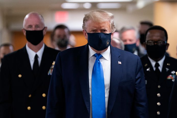 De Amerikaanse president Donald J. Trump tijdens zijn bezoek aan het militaire ziekenhuis - met mondmasker. (12/07/2020).