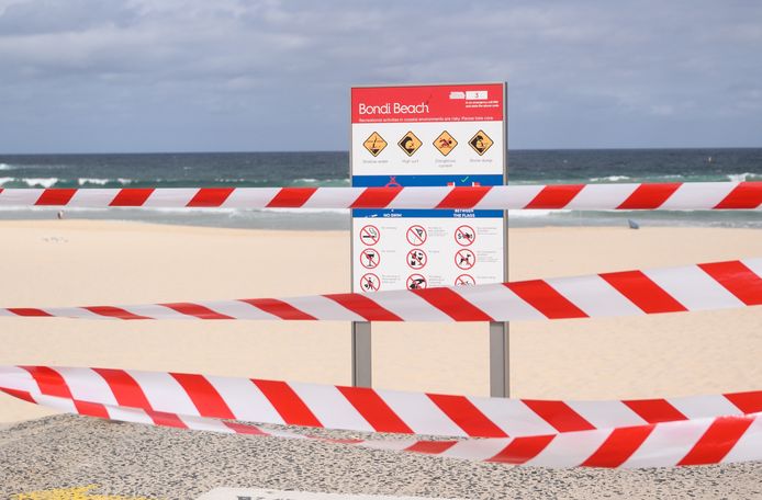 Omdat strandgangers zich niet aan de richtlijnen hielden, werd het beroemde Bondi Beach afgesloten voor het publiek.