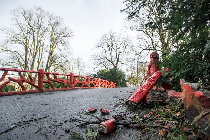 breda-foto : ron magielse
De rode brug in het Valkenberg voor de reparatie.