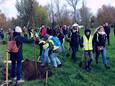 Vele schoolkinderen staken een handje toe bij de aanplant van de bomen bij Graafweide Schupleer