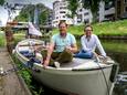 Niels Schuller (links) en Huibert Wilschut op een boot in de Zuid-Willemsvaart.  Even verderop bij de Citadel is op 1 juli de officiële opening van de Bossche Zomer waarvoor zij initiatieven selecteren.