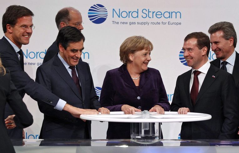 Wereldleiders tijdens een openingsceremonie van de eerste Nordstream pijplijn, in 2011. Beeld anp