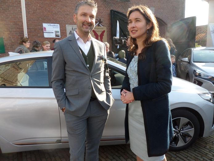 Wethouder Roland van Vugt en gedeputeerde Anne-Marie Spierings bij de elktrische auto's waar de bewoners van de vesting binnenkort gebruik kunnen maken.