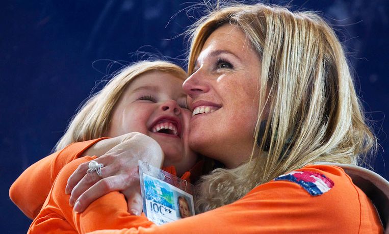 2010-02-27 00:00:00 VANCOUVER - Prinses Maxima zit zaterdag (plaatselijke tijd) samen met haar dochter Alexia op de tribune tijdens de olympische ploegachtervolging tussen Nederland en Noorwegen in de Richmond Olympic Oval. Nederland noteerde een tijd van 3.39,95, een ruime verbetering van het olympische record, en won daarmee het brons. Het goud ging naar gastland Canada, het zilver naar de Verenigde Staten. ANP ROYAL IMAGES ROBIN UTRECHT Beeld ANP