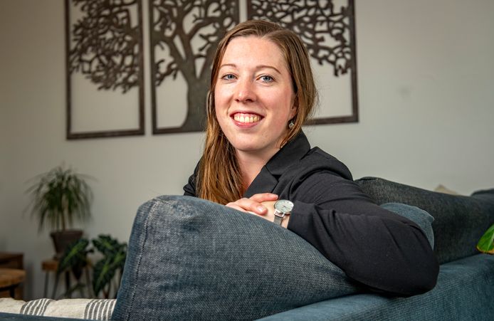 Marloes Roerdink (27) in haar woonkamer. Het kersverse raadslid zou graag een woning in Zutphen kopen, maar loopt tegen woningnood aan. Ze wil zich de komende jaren hard maken voor meer koopwoningen.