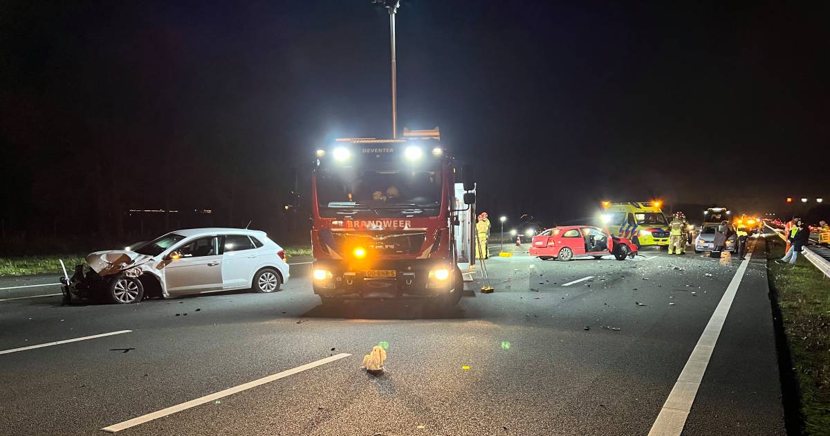 Zwaar ongeluk op A1 bij Bathmen: 5 gewonden en snelweg afgesloten.