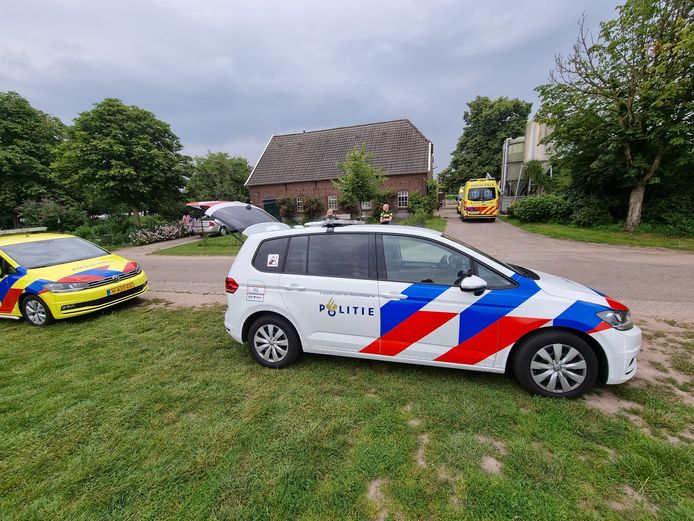 De hulpdiensten kwamen snel naar de Spekkendijk in De Heurne waar een boerin door een koe werd aangevallen.
