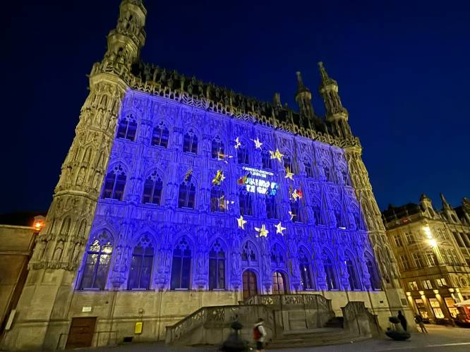 Historisch stadhuis opgelicht door imposante projectie van Europese vlag