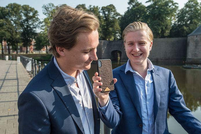 Daniel Benda (links) start samen met Bart Dirven (rechts) en Dion Eijsberg (ontbreekt) webshop met als eerste item duurzame, handgemaakte telefoonhoesjes met geur. in dit geval ruikt Daniel aan hoesje met koffiegeur.