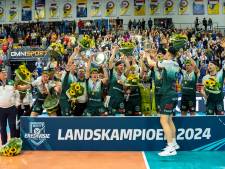 Volleyballers Orion gehuldigd tijdens Koningsdag op Simonsplein