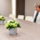 'Eenzame' Theresa May en haar bloempotten mikpunt van spot