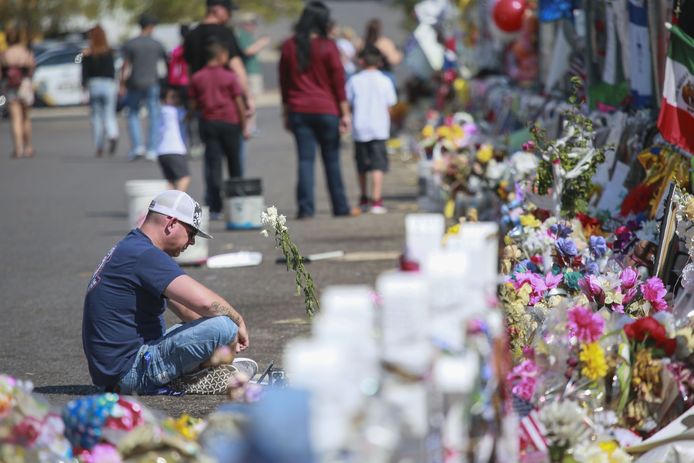Mensen verzamelen zich aan een geïmproviseerde gedenkplaats voor de slachtoffers van de schietpartij in een Walmart-supermarkt in El Paso, Texas. Daar opende een 21-jarige schutter het vuur op de klanten. 22 mensen, waaronder acht Mexicanen, kwamen om.