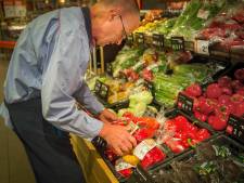 Toezichthouder kijkt naar loonsverhoging bij supermarkten