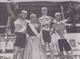 Davy Dubbeldam (tweede van rechts) is in 1995 de winnaar van de Ronde van Bruinisse. Links Koos Moerenhout, de nummer twee die te veel risico nam.