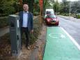 Schepen Van Roeyen aan de laadpaal in de Gravendreef. Per laadpaal kunnen er twee wagens elektrisch opladen.