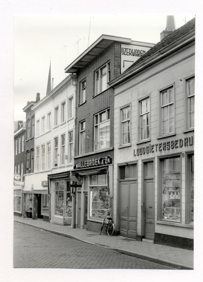 IJzerhandel Wallebroek & Zn in 1964. Later is het pand ernaast bij de winkel getrokken