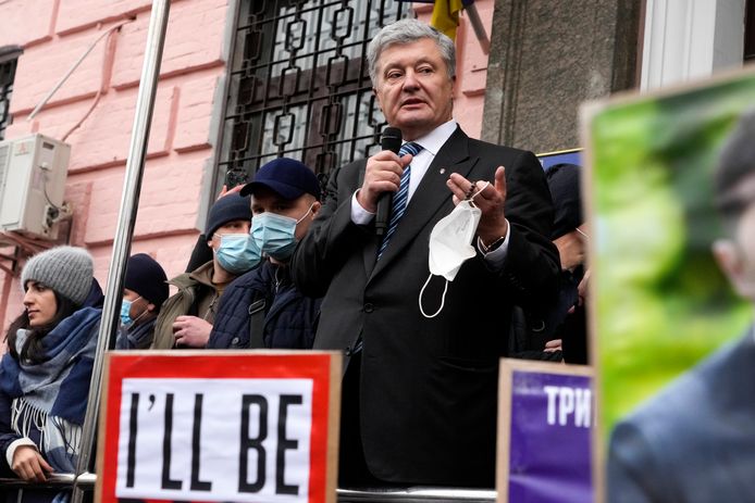 L'ancien président ukrainien Petro Porochenko s'adresse à ses partisans alors qu'il se tient devant un bâtiment du tribunal à Kiev, en Ukraine, lundi 17 janvier 2022.