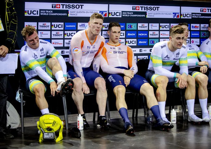 Roy van den Berg en Harrie Lavreysen na de finale op het onderdeel teamsprint.
