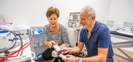 Huisartsen gaan mensen die zelf niet goed naar een priklocatie kunnen aan een boosterprik helpen