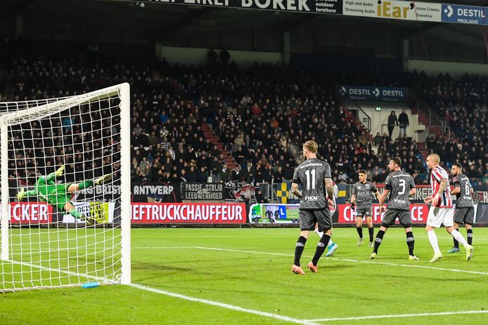 Freek Heerkens schiet de 3-0 binnen.