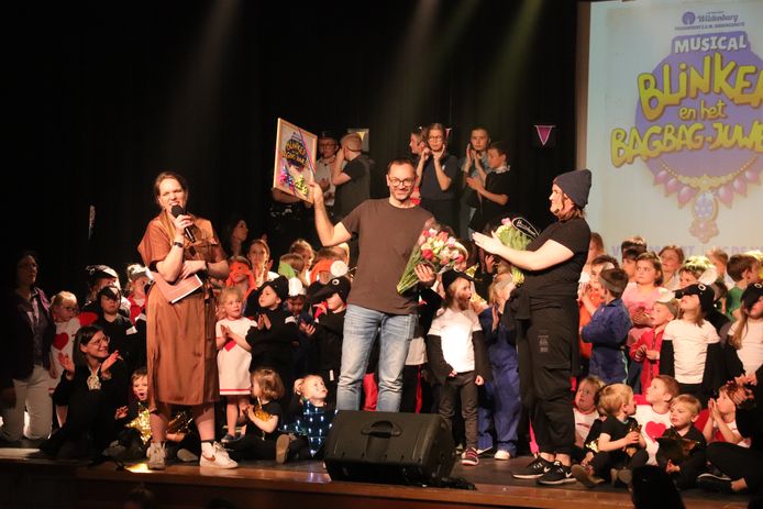 In CC De Wissel voerde de Vrije Basisschool Blinker en het Bagbagjuweel op.