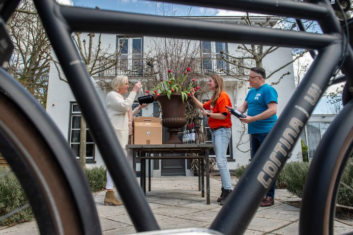 ‘Ulvenhout Proeft' vindt volgende week plaats. vlnr: Ria Geertsema (eigenaar ‘t Jagthuijs), Ellen Verkooijen (bestuurslid Ulvenhout Leeft) en Guido Kuitert.