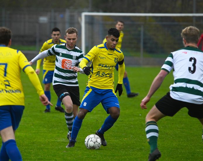 Archief. FC Dauwendaele (geel) kwam zaterdag niet in actie, tegenstander Veere had niet genoeg spelers.
