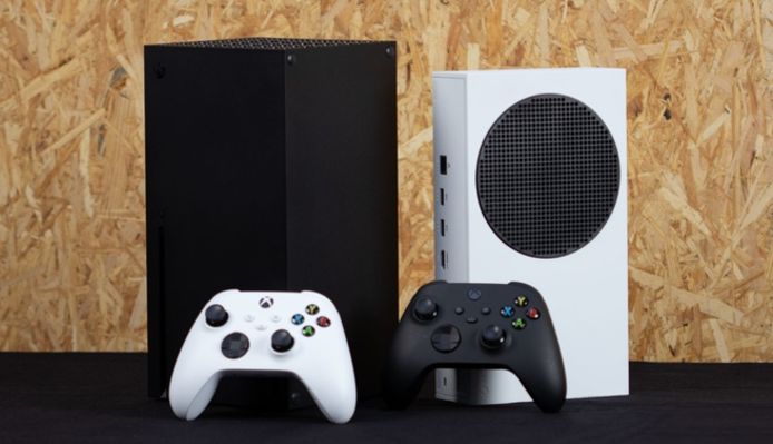 De Xbox Series X (Links) en Series S (rechts).