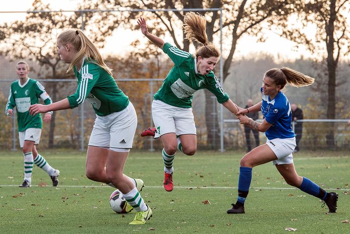 Bavel (groene shirts) won van SC 't Zand dankzij een doelpunt van Lisa Jansen (niet op de foto). (archieffoto)