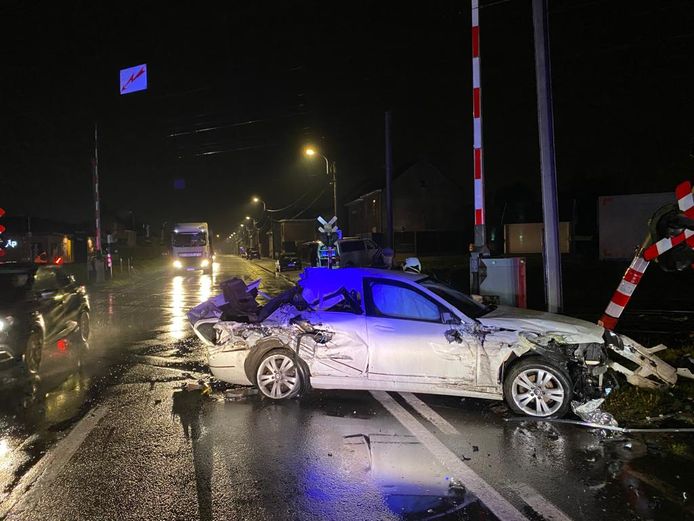 Lede: De wagen werd gegrepen door een trein.