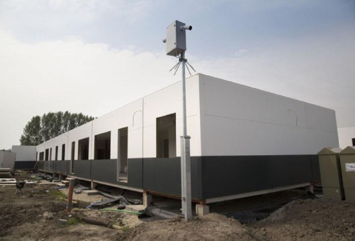 Het asielzoekercentrum in aanbouw Beeld Arie Kievit