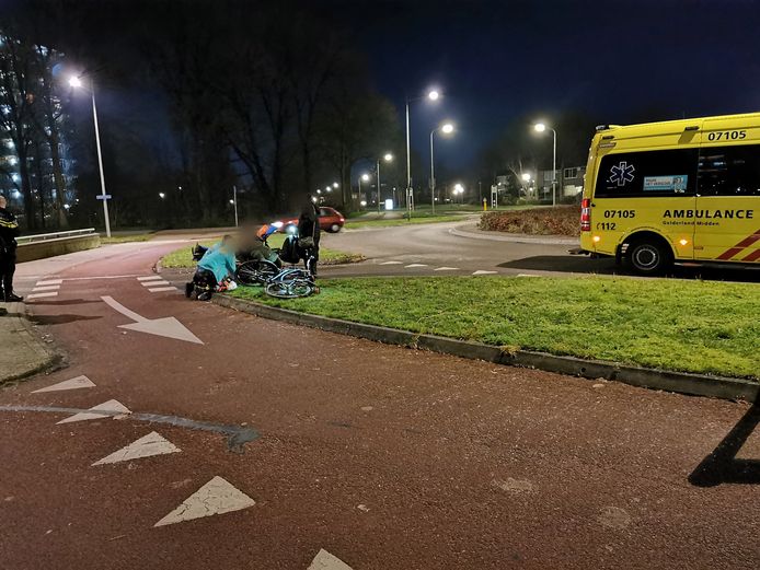 Hulpverlening na de aanrijding op de rotonde van de Rooseveltweg met de Kennedyweg in Wageningen.